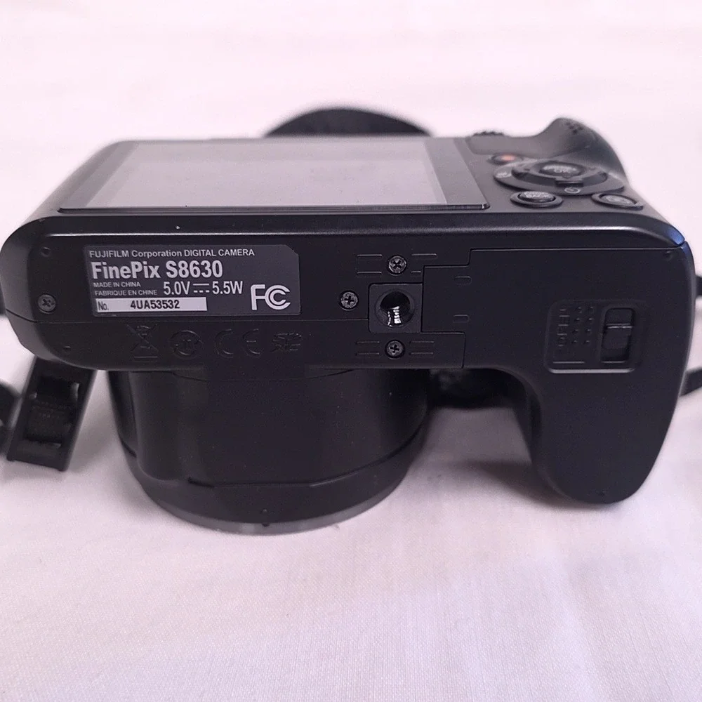Fujifilm FinePix S8630 Digital Camera Black 36x Zoom 16MP HD Video Bundle Works